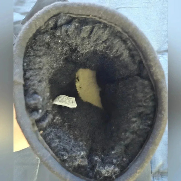 Ugg | Short Black Uggs Sz 3 - Picture 3 of 6